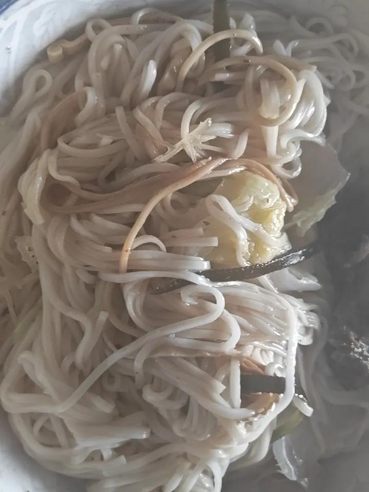 在偏僻的地方上班，和自己的家，相距100多公里，吃饭是个大问题。食堂的饭菜真的