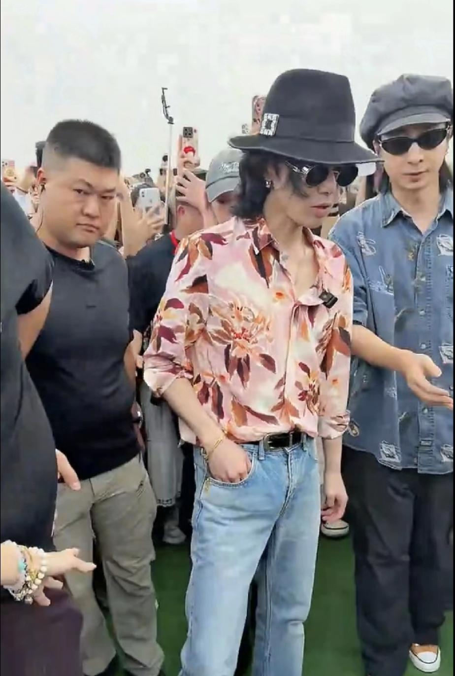 华晨宇巨星排面，但真人看着好瘦小，带上帽子有点迈克尔杰克逊的感觉了。
