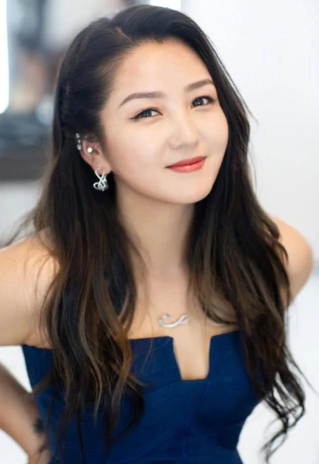 何洁又要结婚了！很多人刷到何洁直播时都愣住了，这个曾经唱《快乐宝贝》的超女，怎