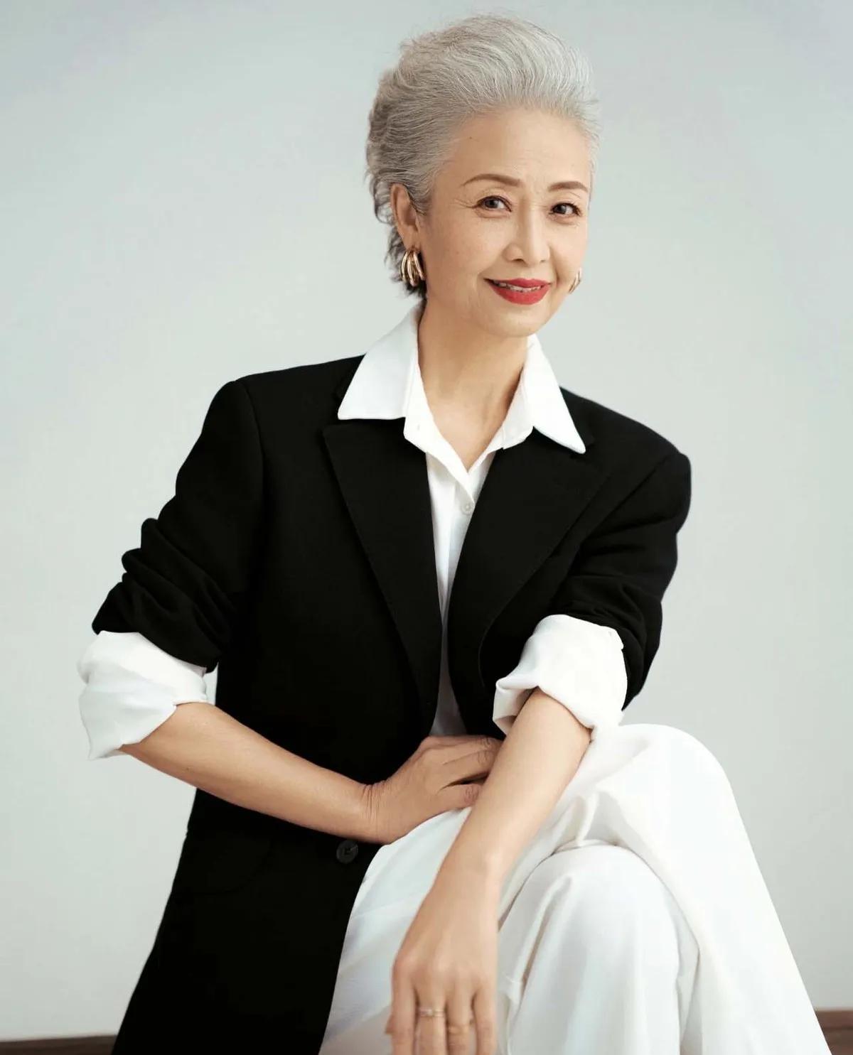 叶倩文和叶童的白发造型展现优雅老去方式，获得网友好评，提醒中老年女性避免穿搭雷区