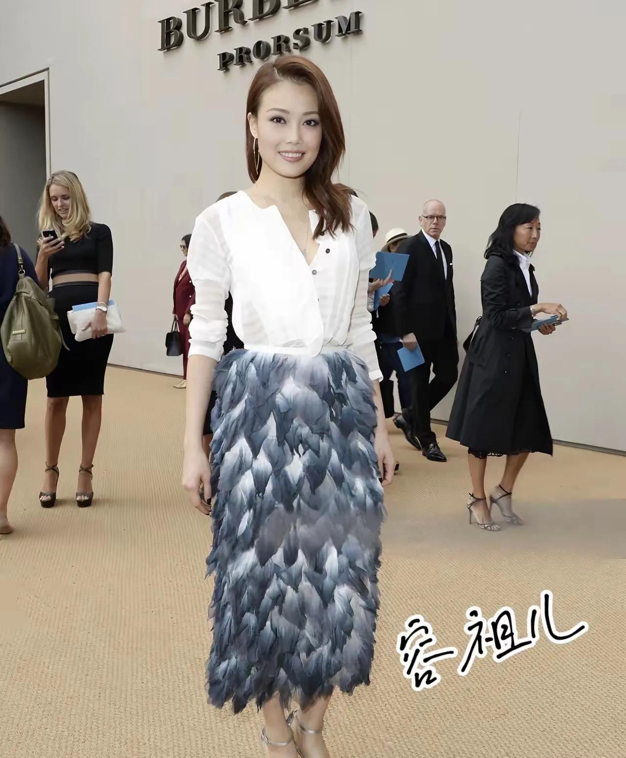 容祖儿这身羽毛裙子很适合她，笑容甜美，气质一流，妥妥的女神一枚！浑身充满着一股