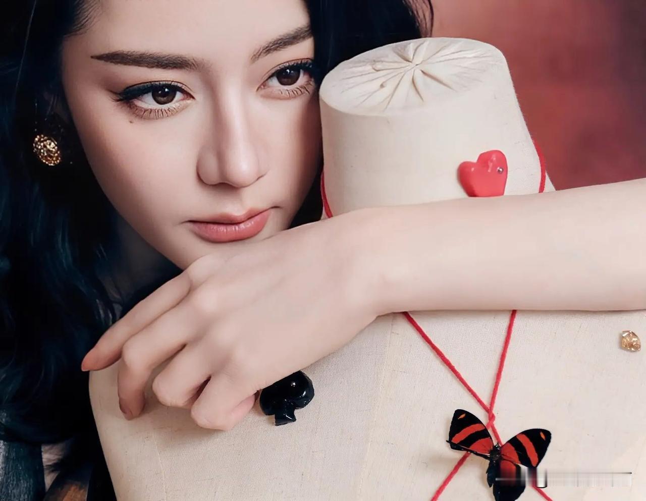 迪丽热巴也和红线打上交道了！明星为什么总喜欢和红线痴缠？不过这里的热巴，确实