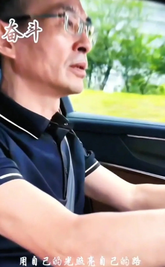 谢岳更新了穿着谢浩男送的父亲节礼物衣服和鞋子，显得谢岳更有干劲昂着头，走路更