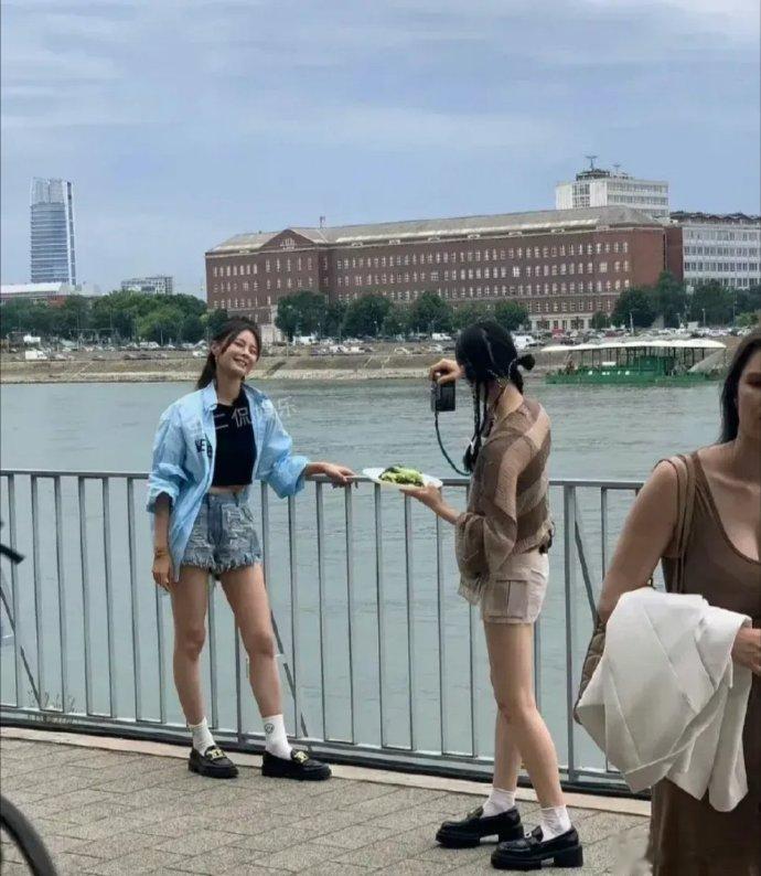 林允跟沈梦辰路人镜头下的生图