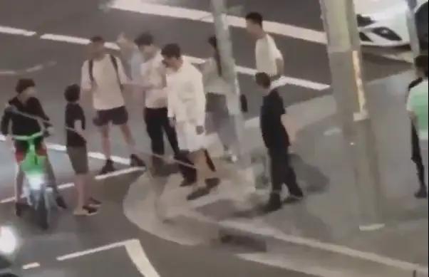 最近在澳大利亚街头，一群当地白人小青年对着路华的华裔少年开腔了，言语挑衅，顺带夹