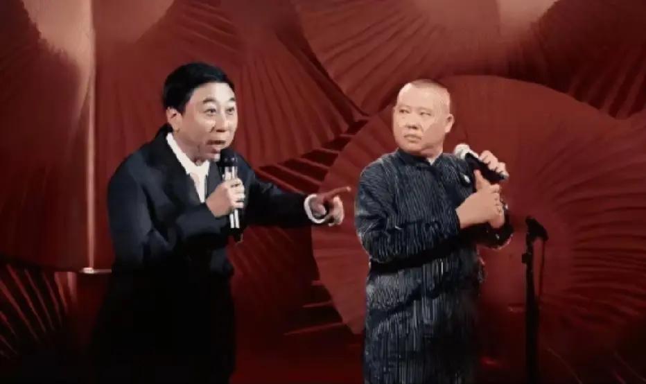 冯巩和郭德纲同台，那画面就像两条不同的河流交汇。冯巩是春晚常客，连续30多年登