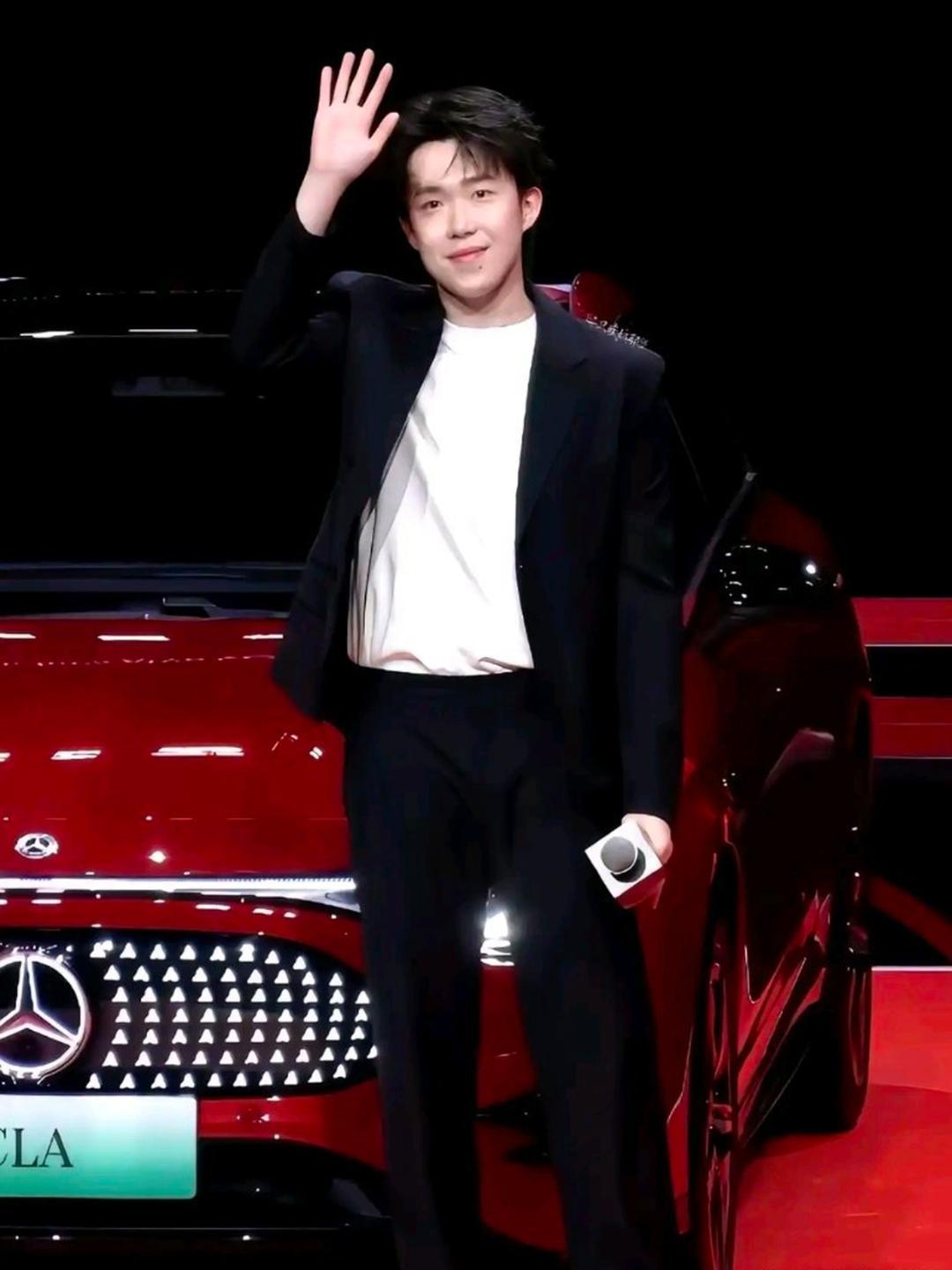 奔驰那个高管昨晚说了句话，我听完，心里咯噔一下。他说，我们看好他，除了冠军头衔和