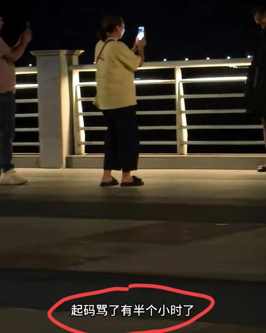 小姑娘嫌弃爸妈拍照不好看，骂了起码半小时，还骂她爸妈有病……拍摄这段视频的网友