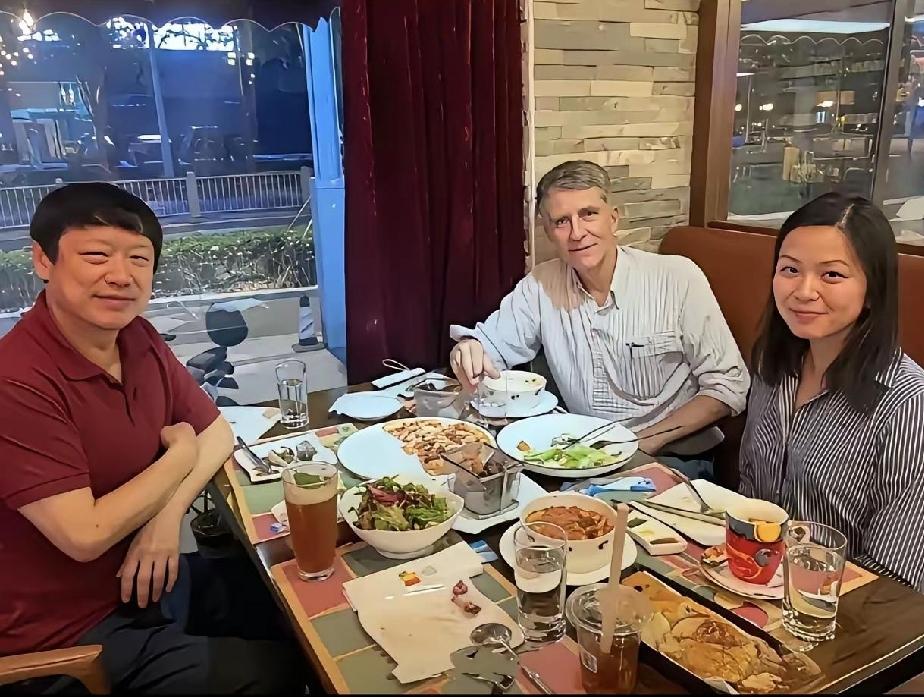 怀疑环球时报是不是有什么把柄在胡锡进手上？凡是涉及外国人的，他总是摇摆不定站