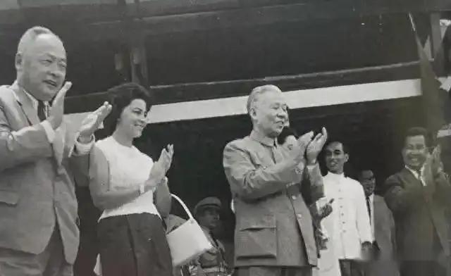 1963年，刘少奇出访四国凯旋，人民日报头版照片占了半个版，周总理深夜来电只说了