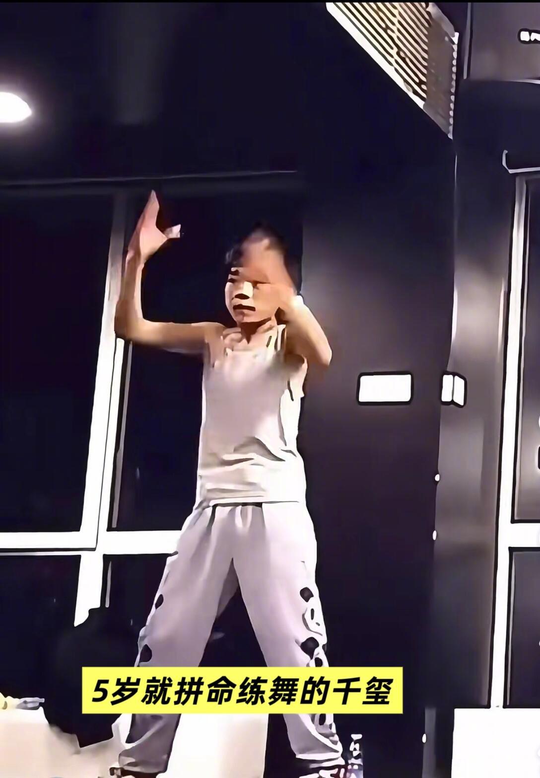 易烊千玺,一个对自己够狠的演员。13岁加入组合,他因性格内敛、不被看好,一度被要