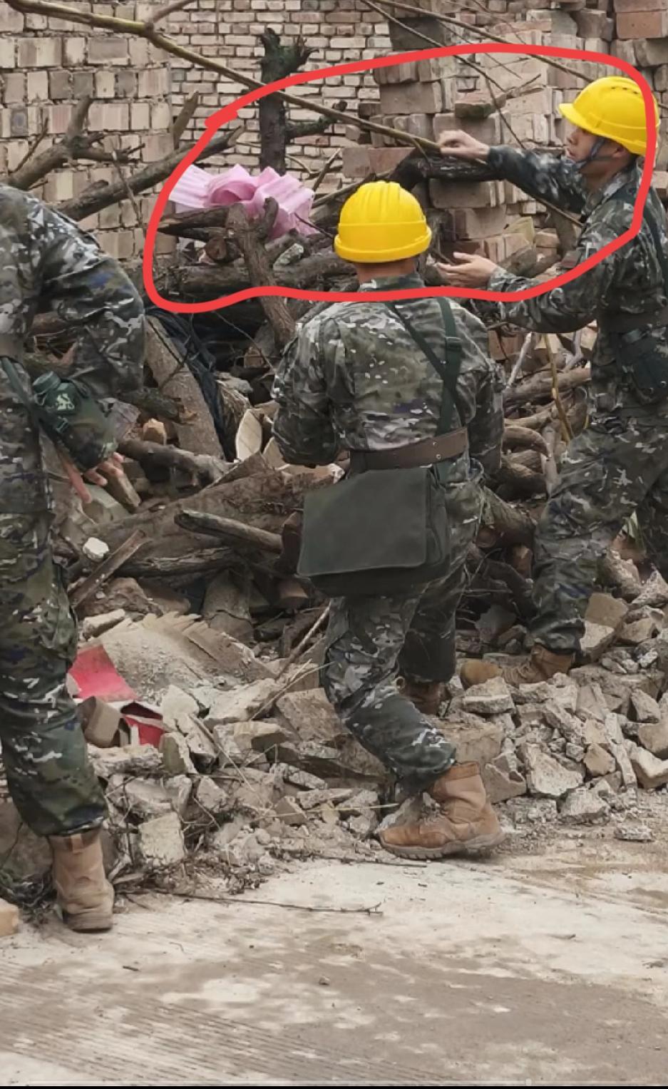 愿平安今天早上凌晨5点49分甘肃陇西县发生5.6级地震，武警消防官兵赶去救