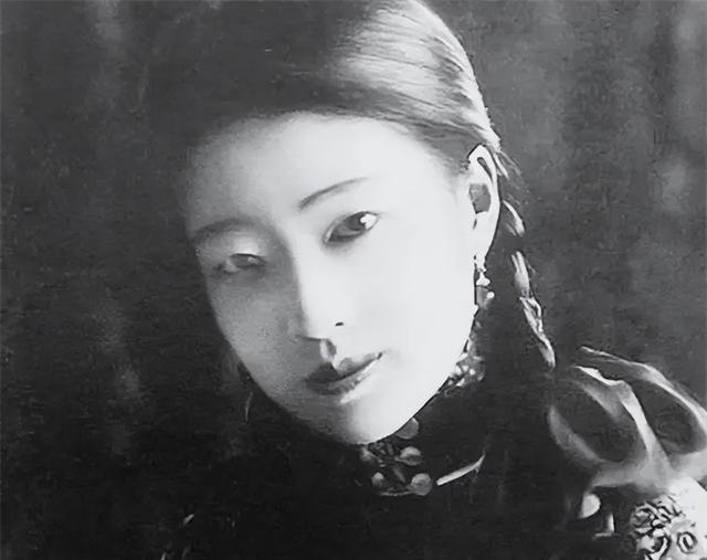 1946年，这个女人死在了吉林省的监狱里，监狱里的狱卒，随便拿了一张草席，便把女