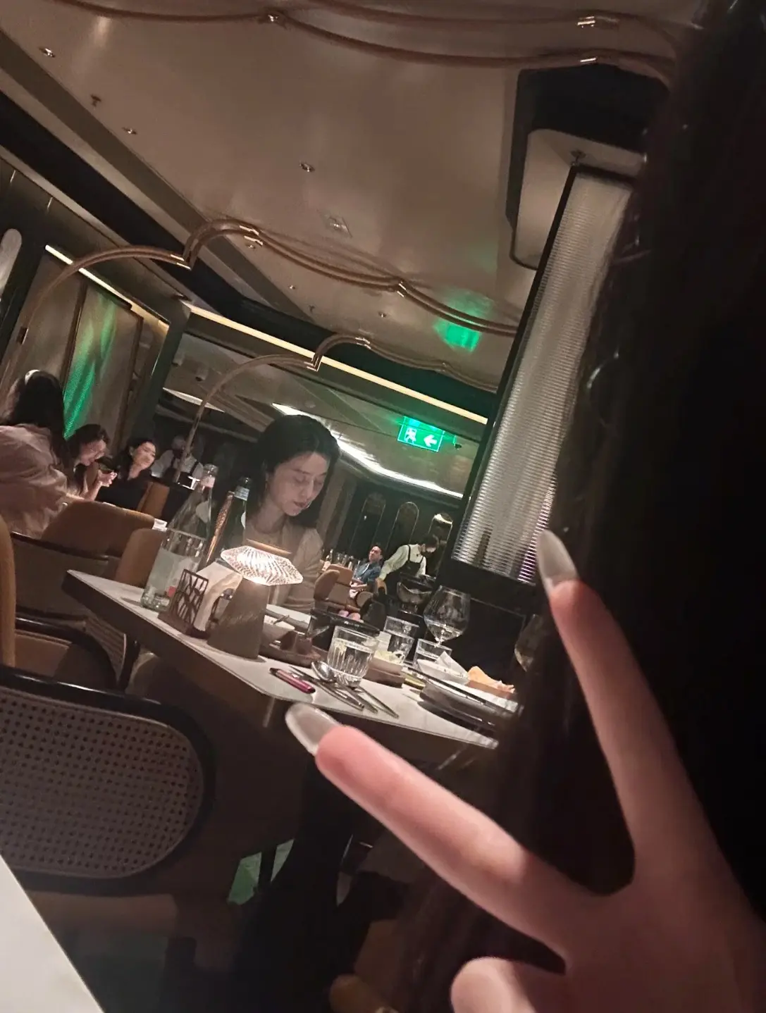 在上海某餐厅吃饭遇到明星了，你看得出她是谁吗？