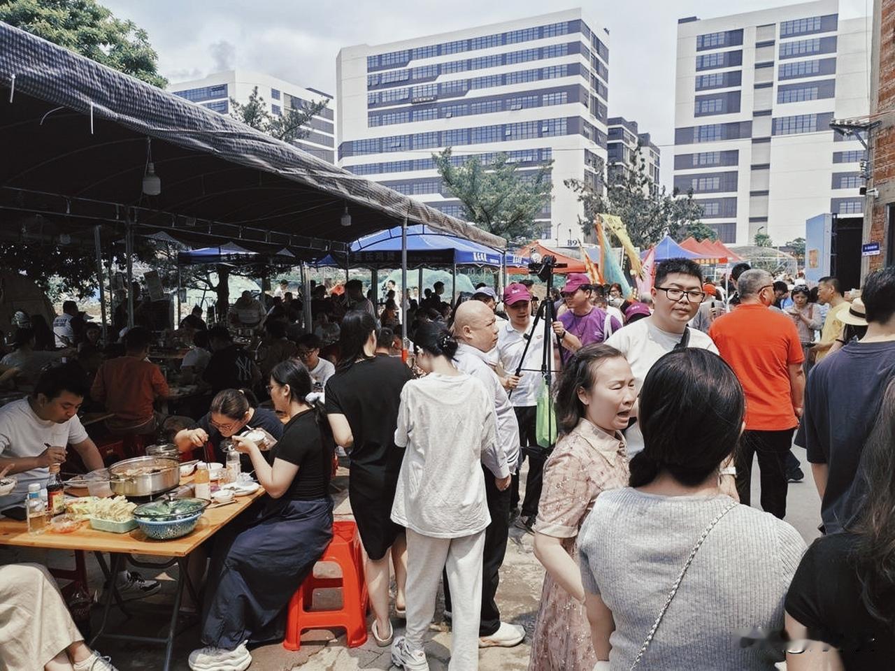 【老刘年度话题：莫氏鸡煲火爆全球，共产主义具象化】2026年3月，广东佛山顺德