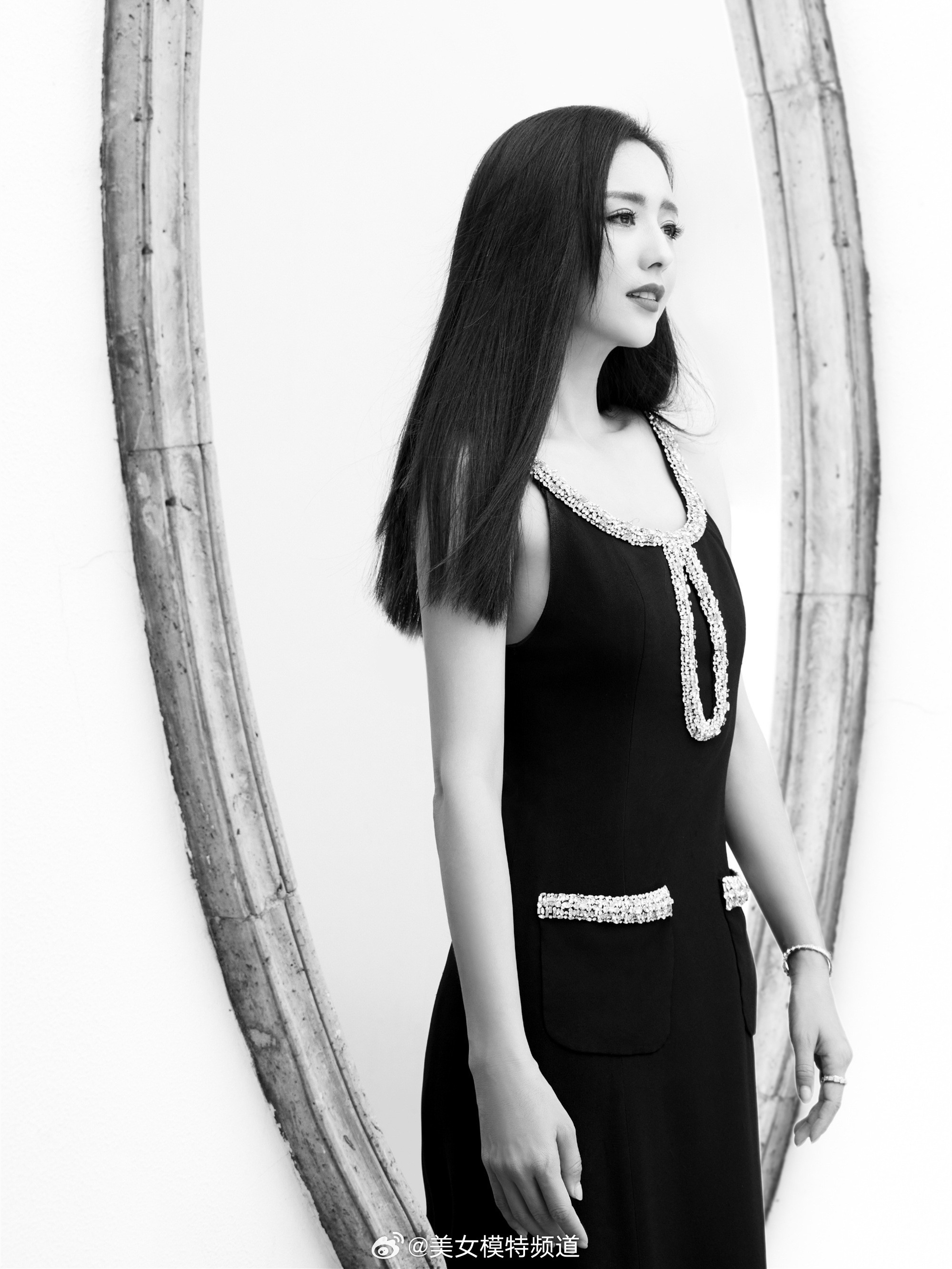 佟丽娅全新红毯造型黑金长裙