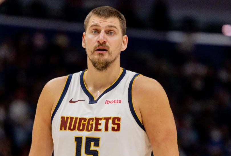 太惨了吧！掘金队总共就5名内线，却伤了3个人，约基奇和瓦兰都要缺席一个月1，