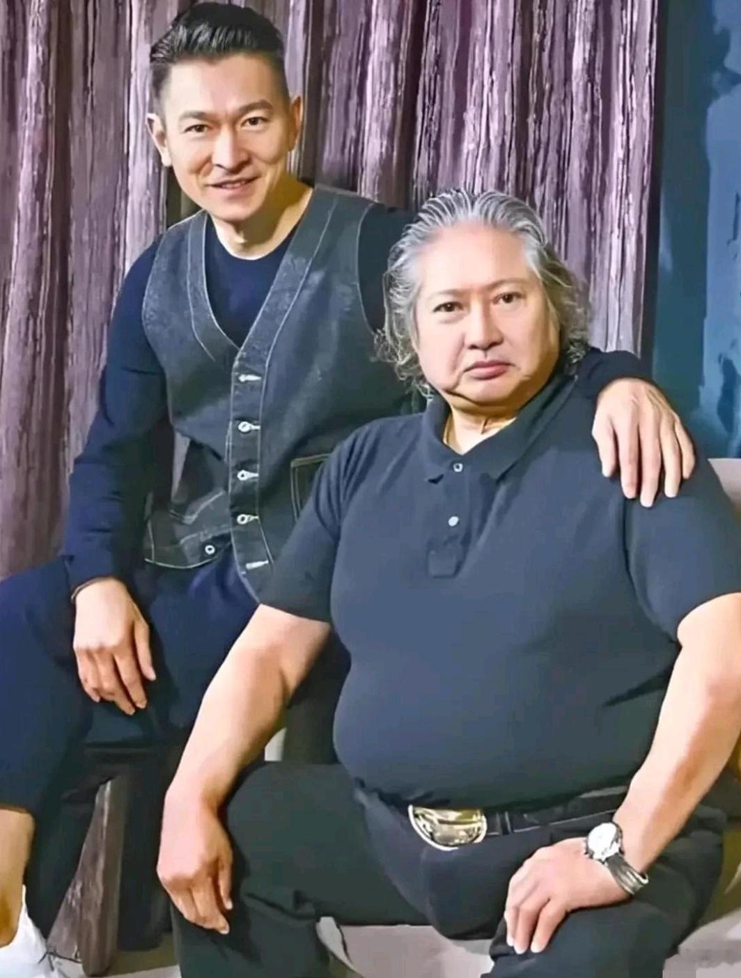 刘德华轻松搂着影坛大哥洪金宝的肩膀，画面很轻松温馨，原来两人的感情这么好！在1985年，是刘德华最难