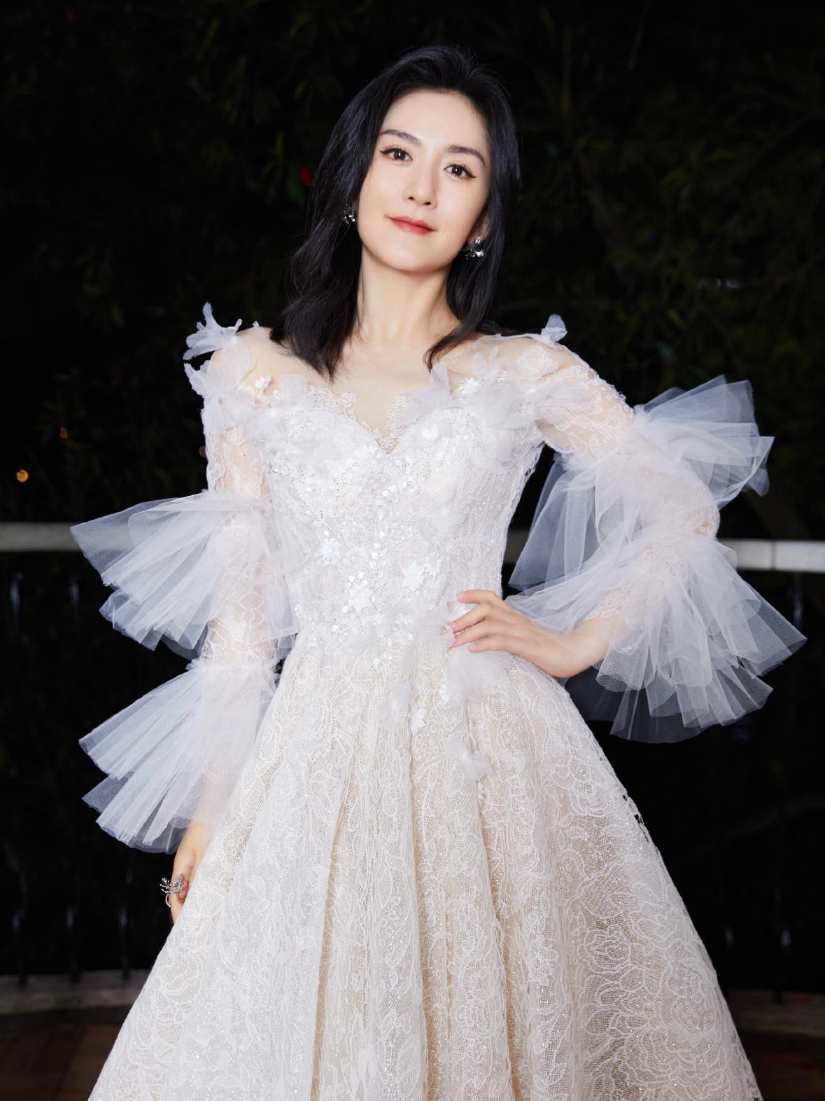 谢娜不再是以前那个大大咧咧的样子了，如今的谢娜已稳稳地站在了央视的主持台上。