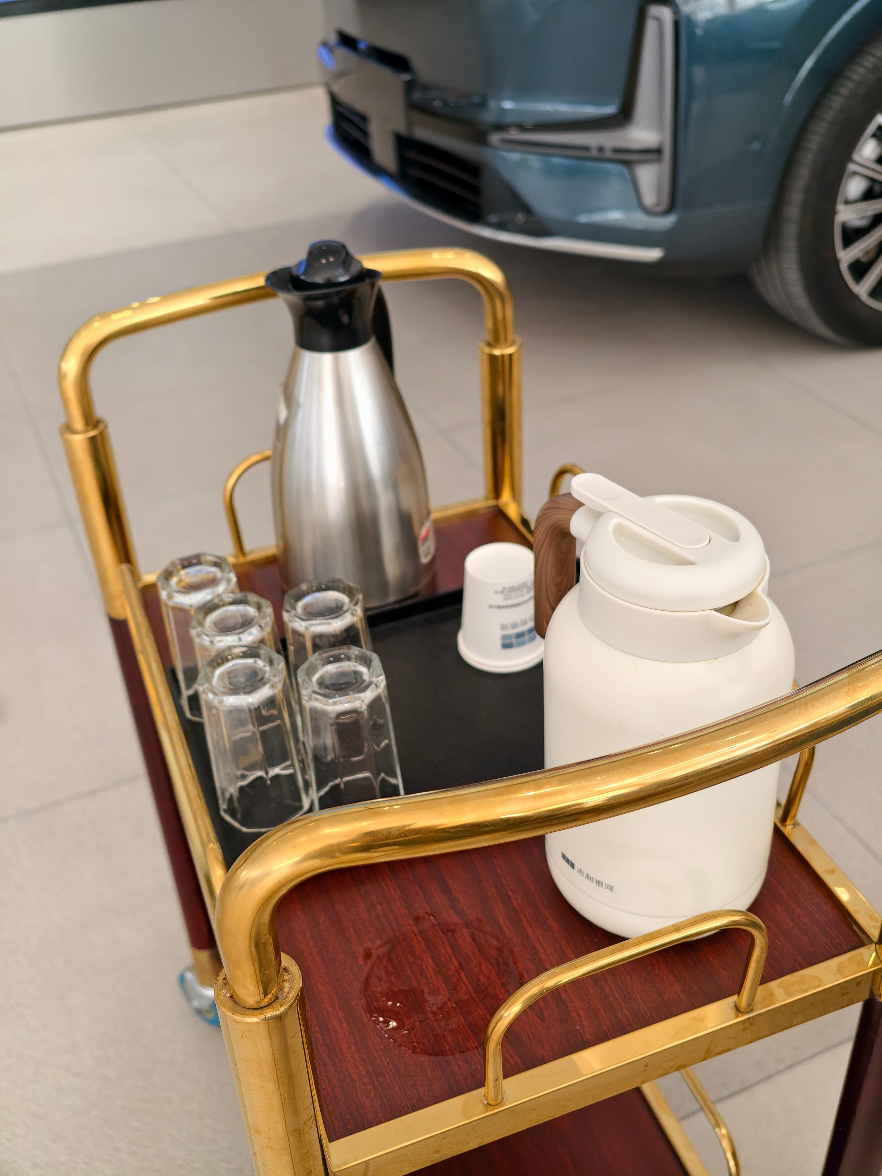 前几天去吉利店里拍视频不得不说，吉利的服务真不错了现在进门不管干啥，先给一瓶热矿