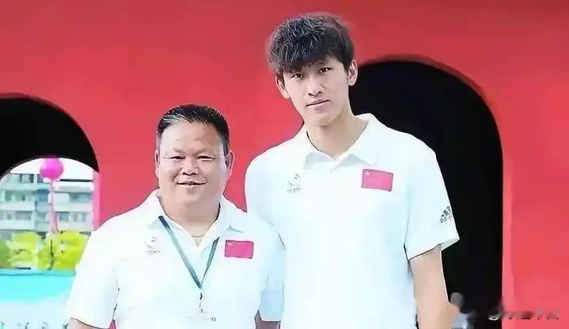 中超罕见转型！昔日高中锋谢维军，如今稳坐球队主力中卫中超赛场有一位位置反差