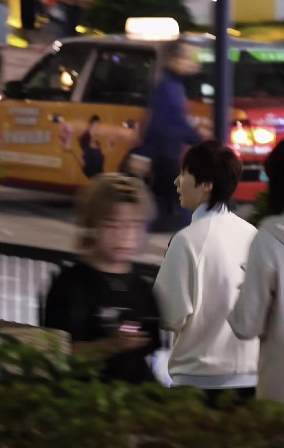 WTT香港年终总决赛备战期，王曼昱晚餐过后和队友徐奕陈熠一起散步回酒店。王曼昱