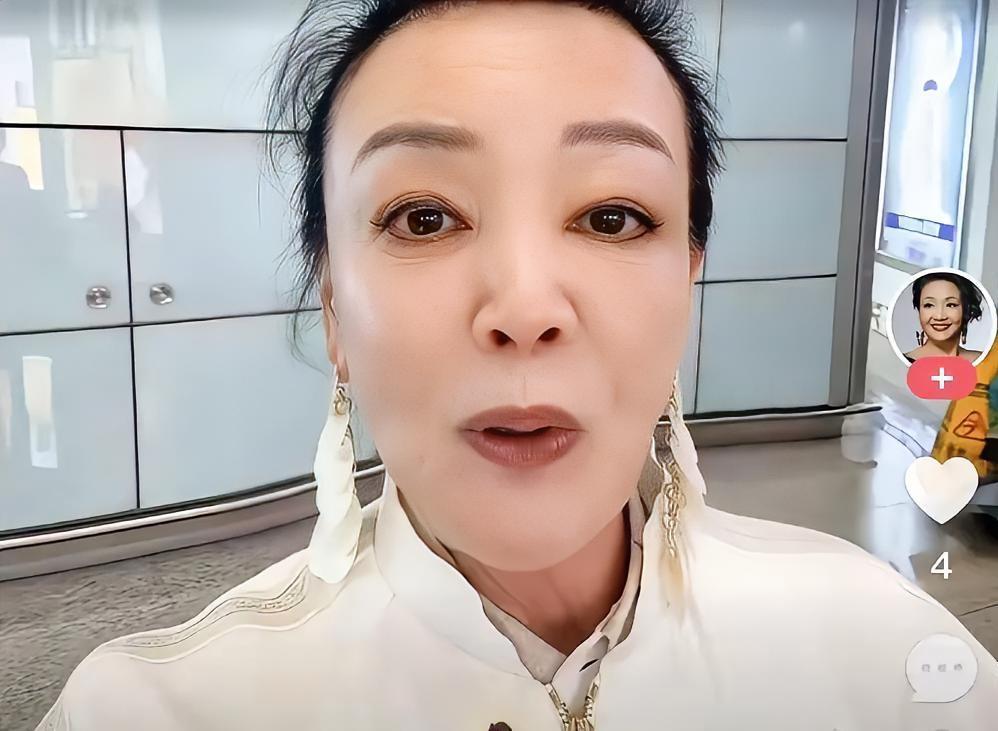 张兰钻进经济舱那一刻，汪小菲就不配当儿子了头等舱坐满马小梅全家。张兰扭头钻进