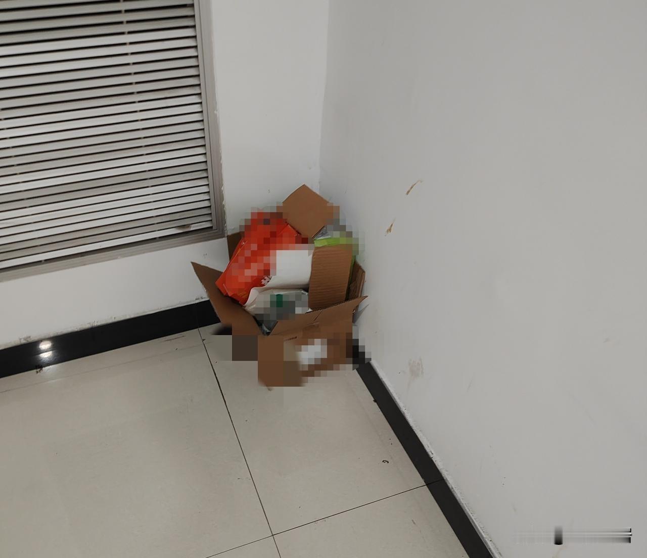 物业保洁和业主之间，这是杠上了？不知道是谁，把外卖和一堆纸壳箱扔在电梯厅。然后物