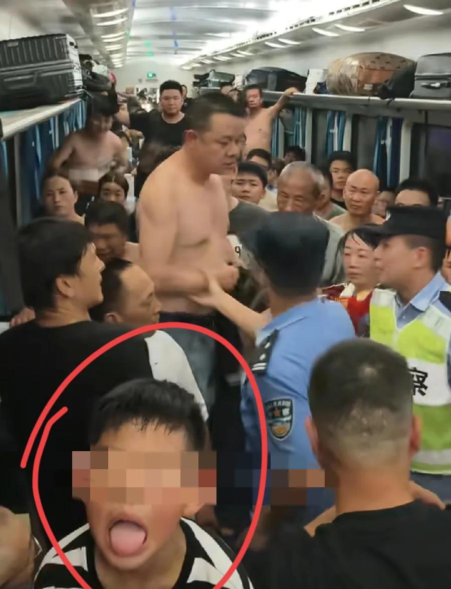 广铁通报火车砸窗，还有3个疑问:1、车厢31度左右？一名小男孩热得吐舌头，男乘