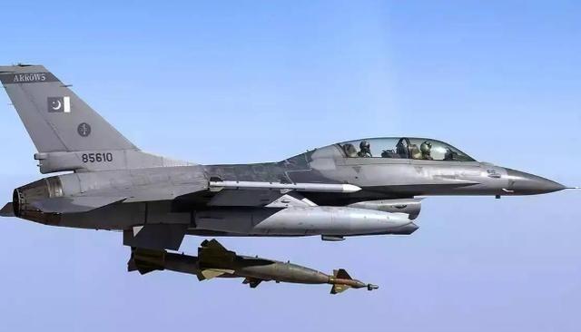 巴基斯坦飞行员曾经有个私下说法：中国战机是“穷人的F-16”，凑合能用，但真打起
