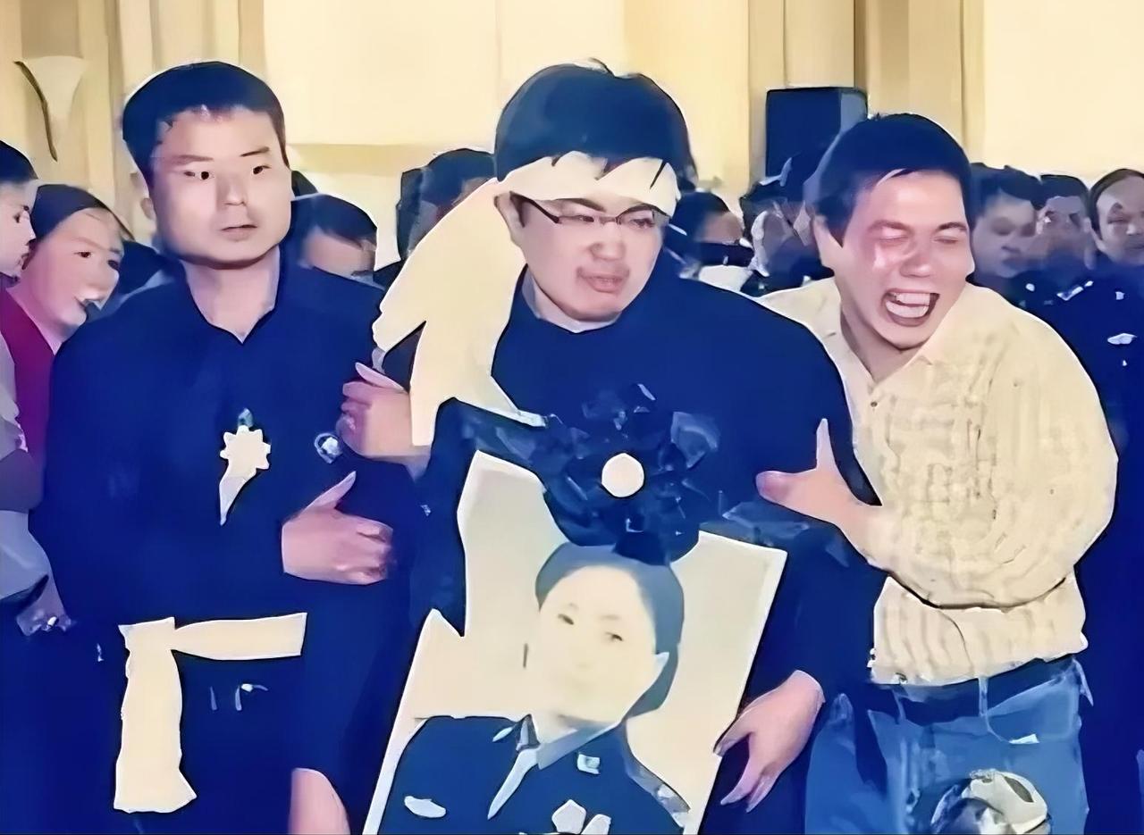 任长霞局长牺牲时，17岁的儿子卫辰尧正备战高考，4年后，父亲也因病去世，失去双亲