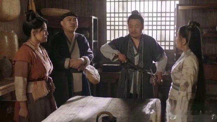 终于有人拍出了让人担忧的事：看电视剧。