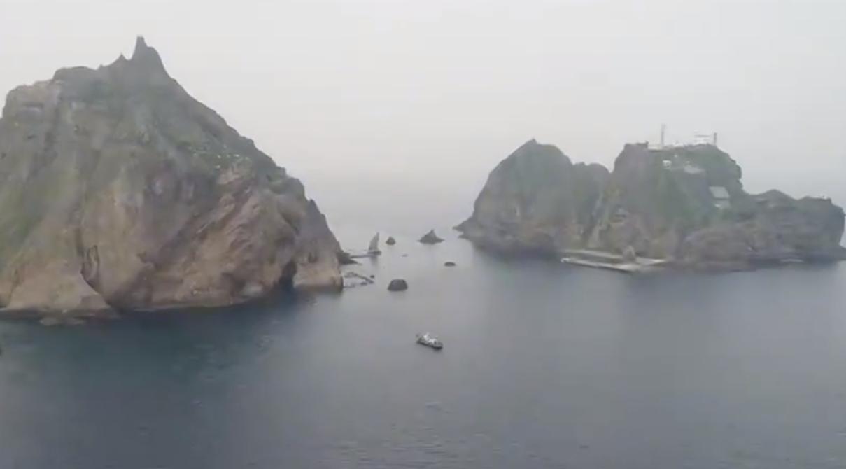 刚把台海的水搅浑，高市早转头又对韩国“开炮”，这操作简直绝了！短短半个月，她就把