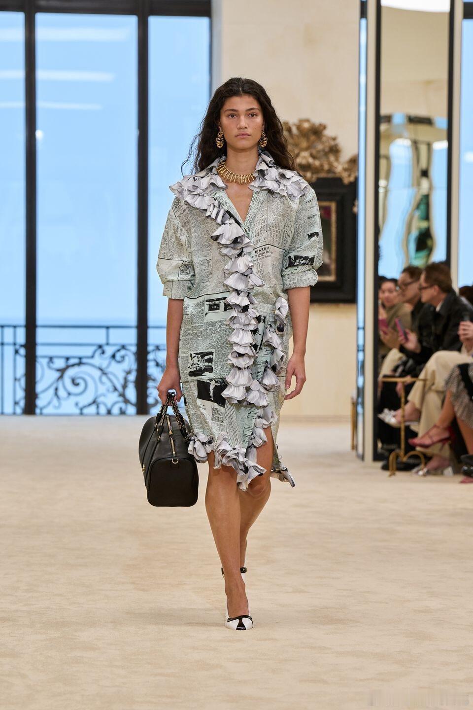 CHANEL26度假系列发布了三款报纸印花裙，千禧年的时候好像流行过一阵这种风