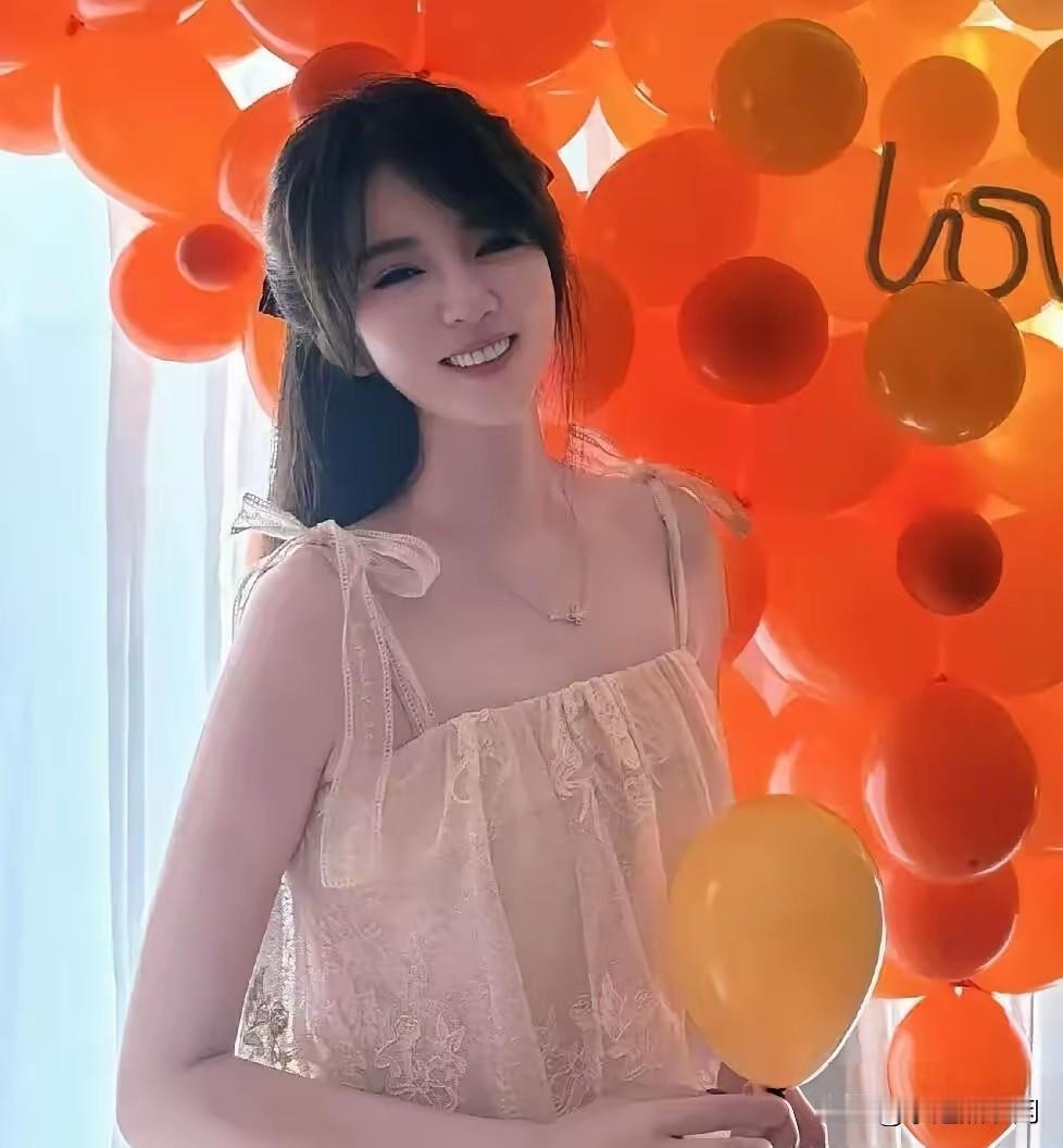 王晓晨，这还是你么？9月4号下午4点，王晓晨晒了张自拍，并配文说："9月的金