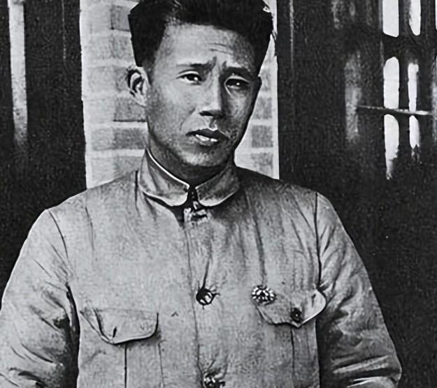 1933年，被捕的廖承志在狱中看见了同样被捕的陈赓。廖承志灵机一动，对陈赓说："