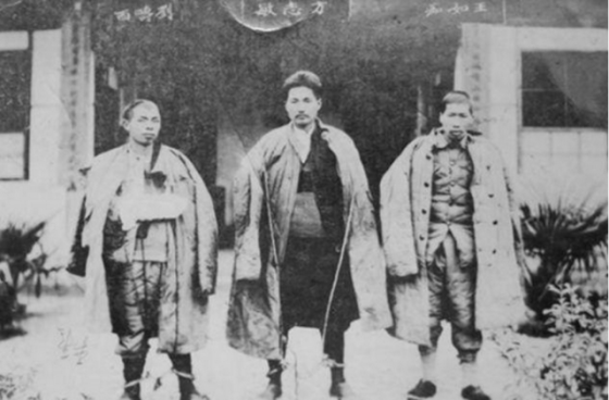 1935年，王耀武俘虏了一个红军师长，审讯时发现对方衣衫破烂不堪，浑身上下只搜出