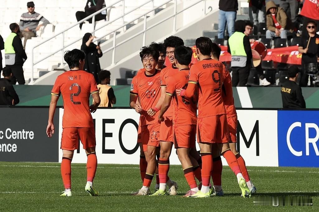 U23男足击败澳大利亚U23男足！整场赛事波澜起伏，不少球迷直呼心脏承受不住。1