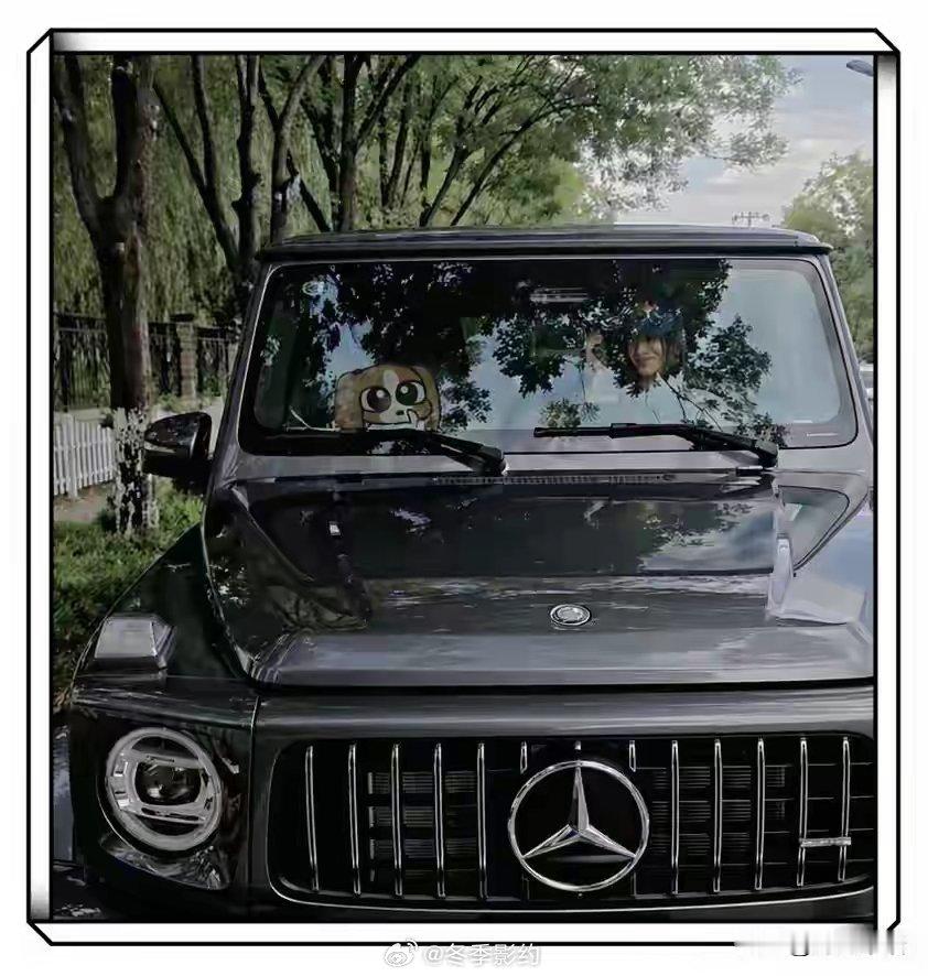 李小冉七夕节喜提豪车，晒与豪车合影，很开心，网友：想坐副驾驶李小冉上热搜了，这次