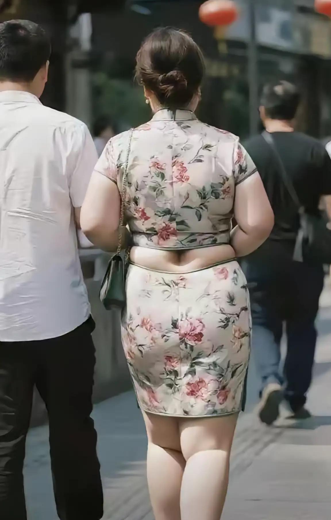 吓一跳，怎么后背腰有个肚脐眼？一女子穿着一件改良过的旗袍，腰眼处有一个很深的坑，