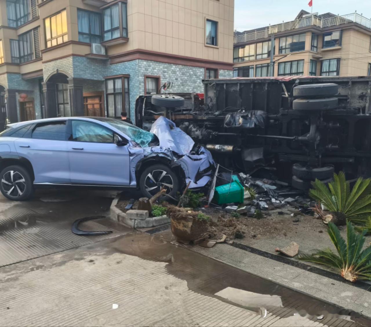 比亚迪，你这老跟货车较劲的事，已经人尽皆知，全网都知道了。你这也太硬了吧，这车身