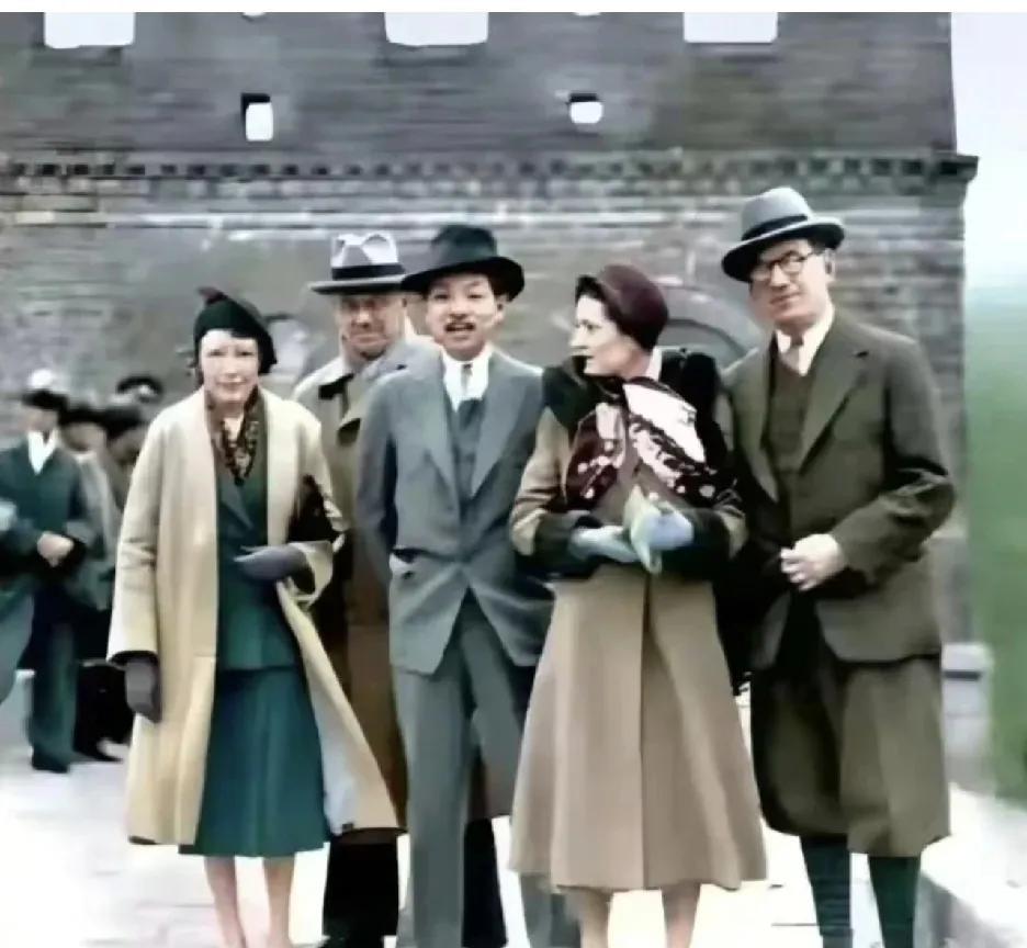 1932年，长城之上留下特殊一幕。张学良陪同墨索里尼女儿艾达游览，照片中众人着装