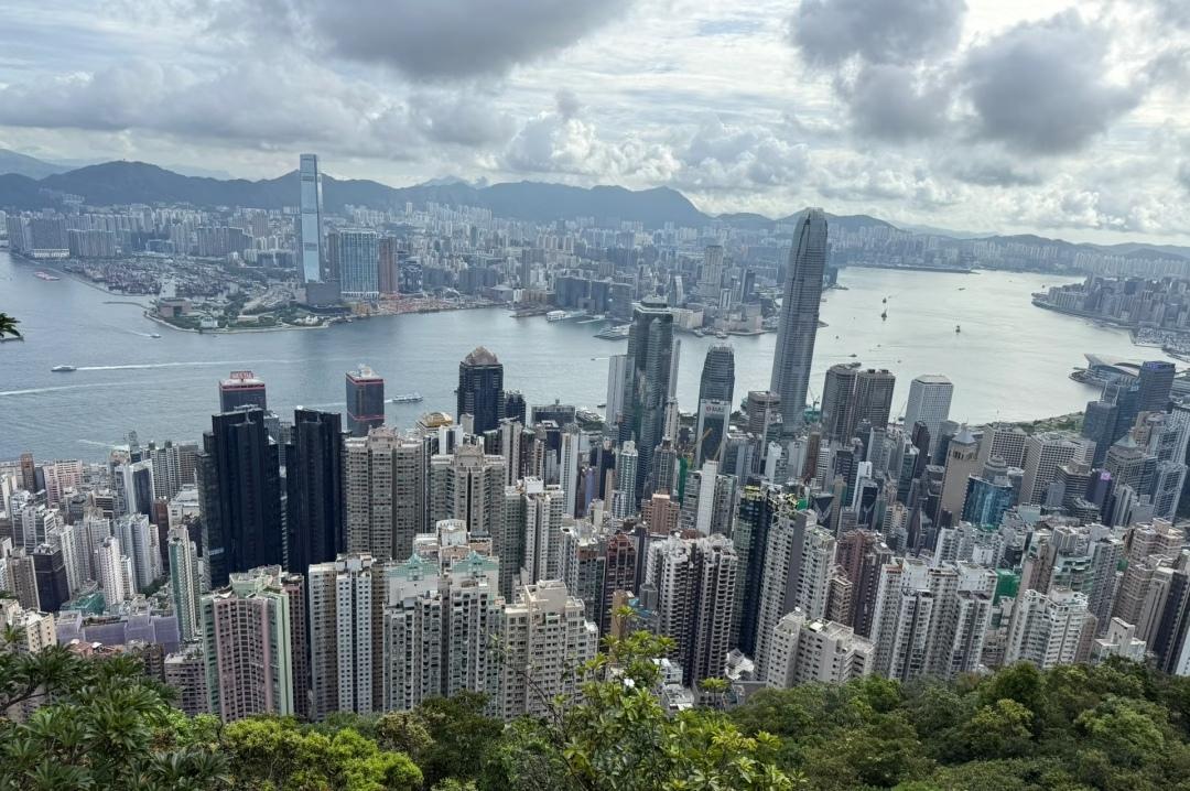 当你月入2万，香港就只是香港，有挤不完的地铁和巴士，住不完的劏房和笼屋；当你月