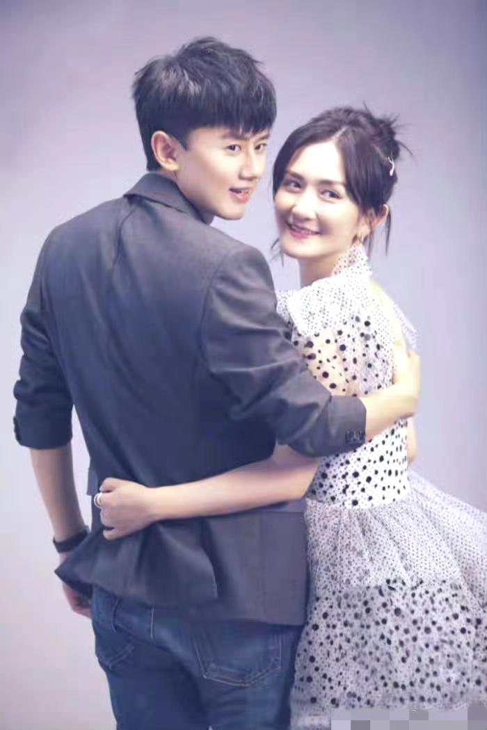 谢娜主动引爆话题，张杰无奈配合！这一幕，10年前蒋欣刘涛早已演过谢娜的一波