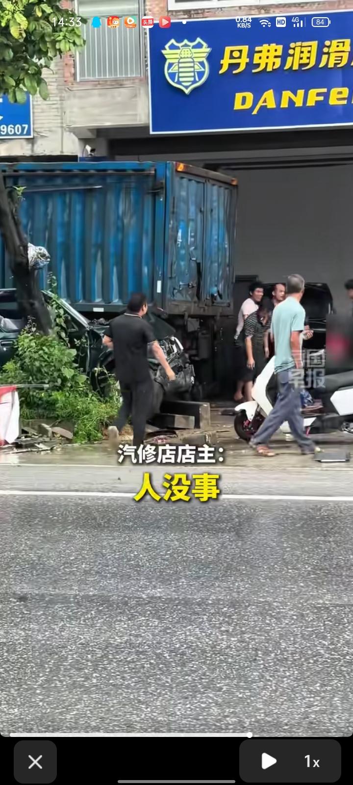 6月18日，梧州岑溪市。一辆大货车突然失控冲出路面，连撞路边店铺门口停放的多辆小