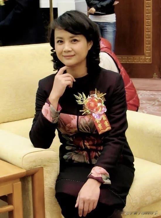 真的是360度无死角的美，无论什么发型，什么衣服，穿在她的身上都有一种典雅大方的