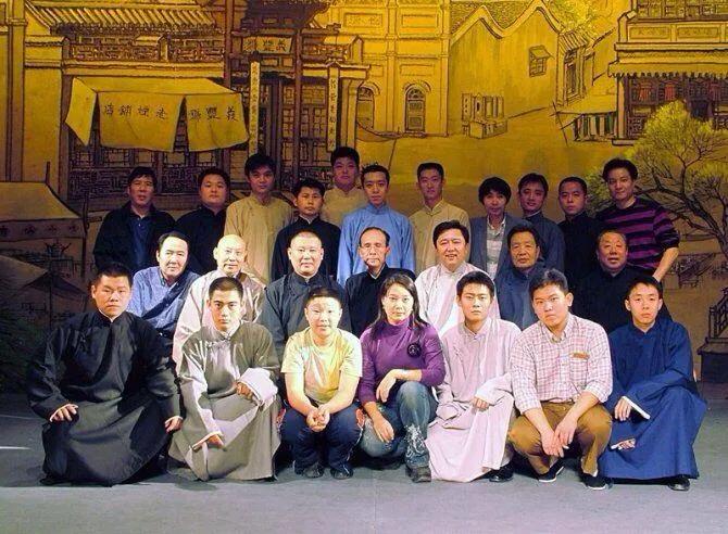 这张合照拍摄于德云社起步阶段：第一排我只认出了岳云鹏、孔云龙、青涩的烧饼、清