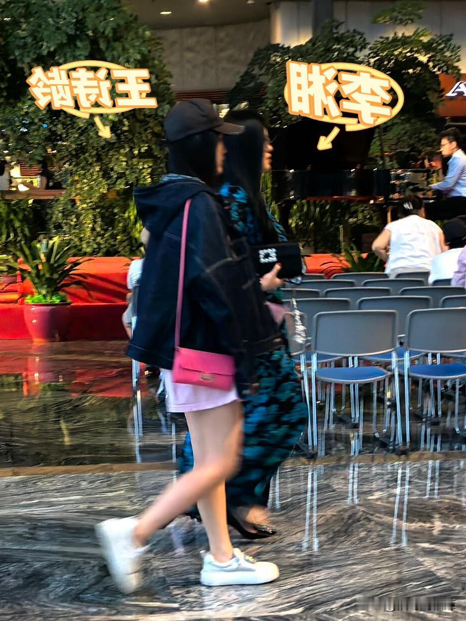 北京40℃高温天，王诗龄穿厚外套现身国家大剧院看歌剧，穿这么多不热吗[捂脸哭][捂