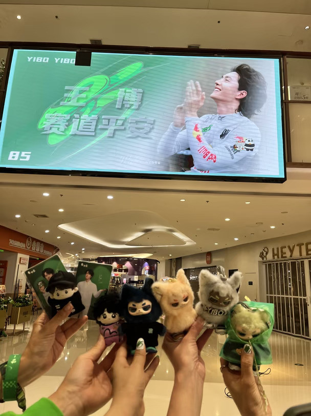 我们是从日本跨越大海而来的摩托姐姐！