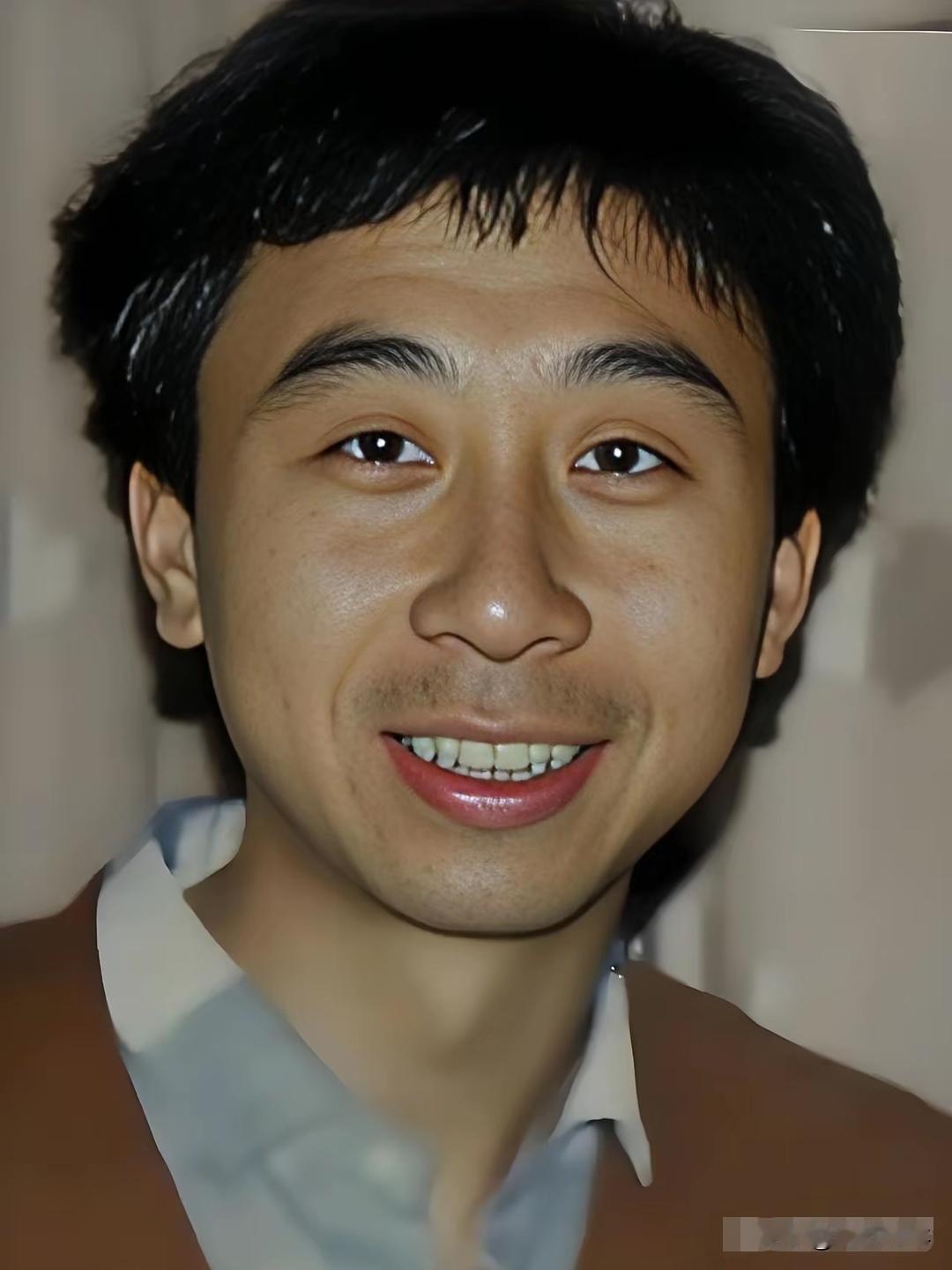 此人祖上乃“北洋三杰”之一、直系军阀首领，曾代理过中华民国总统。后家道中落，靠耍
